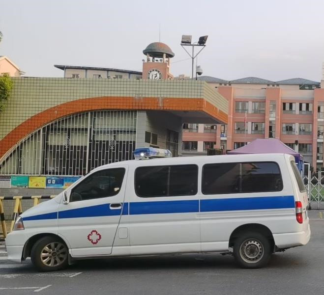 官渡救护车出租护送骨折病人一公里多少钱